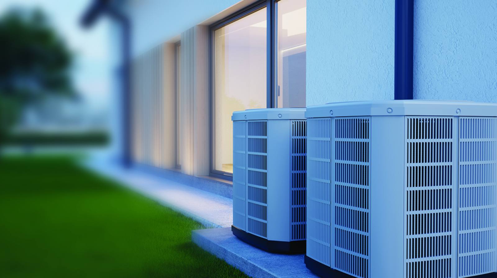 Technicien EPCM installant une thermopompe dans une maison de Montréal